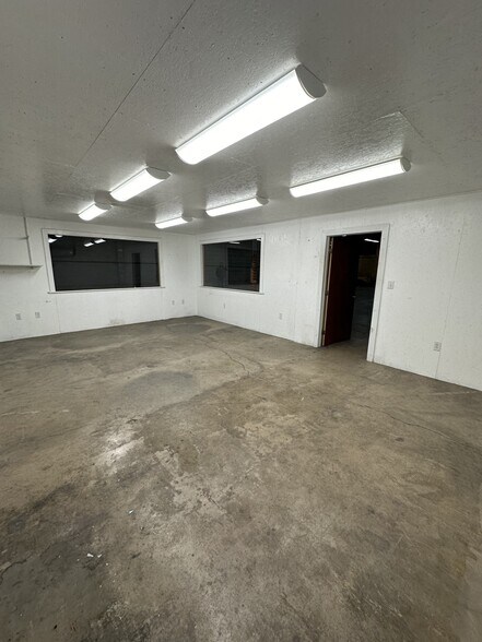 More Photos Of 4115 N 6th St, Harrisburg Warehouse For Lease