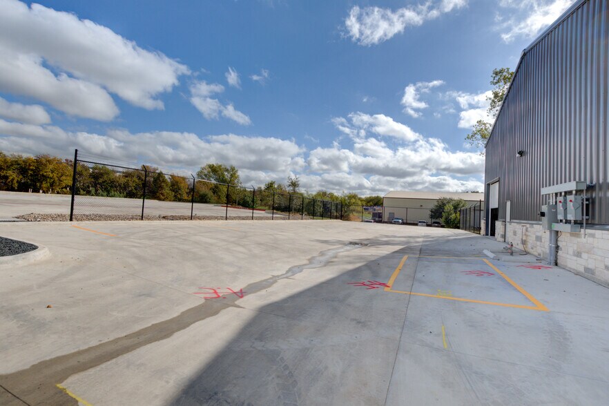 More Photos Of 1600 Dungan Ln, Austin Unknown For Lease