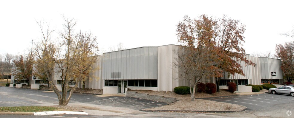 More Photos Of 310-336 Sovereign Ct, Ballwin Warehouse For Lease