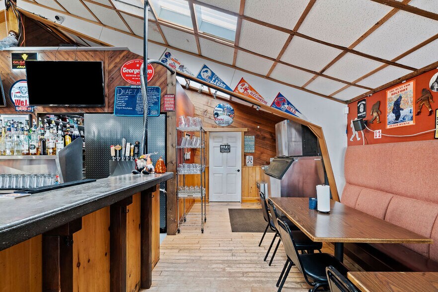 More Photos Of 6425 Pacific Ave, Cloverdale General Retail For Sale