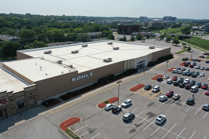 More Photos Of 909 S 72nd St, Omaha Department Store For Sale