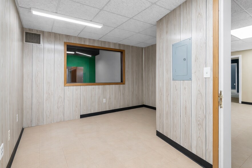 More Photos Of 464-468 Essex St @ Hampshire st, Lawrence Office For Sale