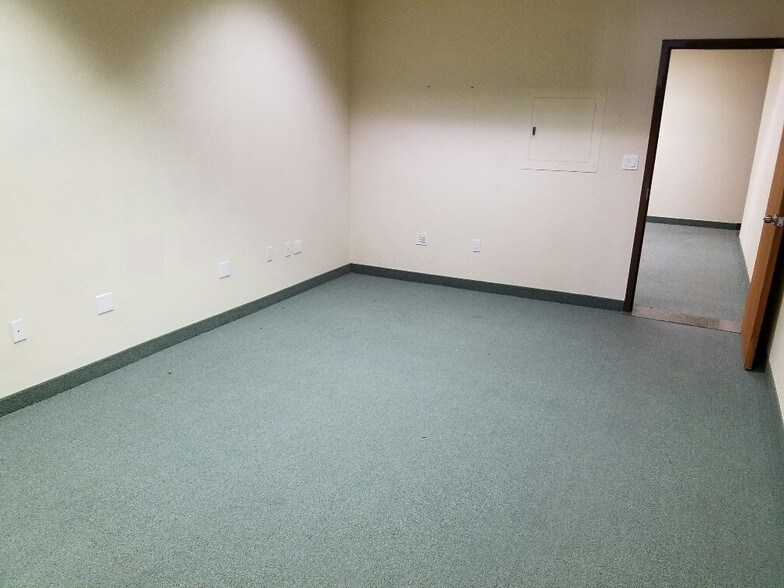 More Photos Of 5040 Edna Ave, Las Vegas Office For Lease