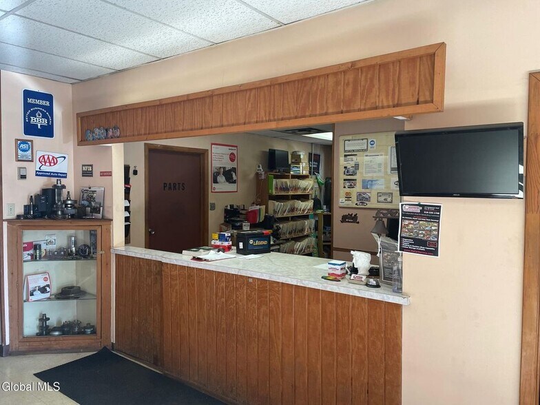 More Photos Of 152 Speigletown Rd, Troy Auto Repair For Sale