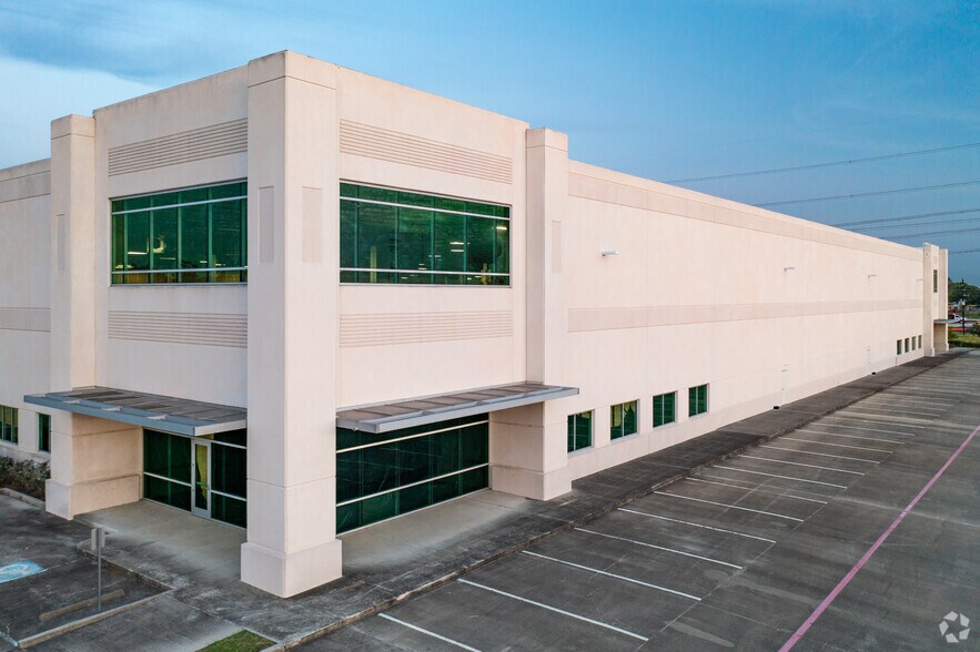 Primary Photo Of 971 N Sam Houston Parkway E, Houston Distribution For Lease