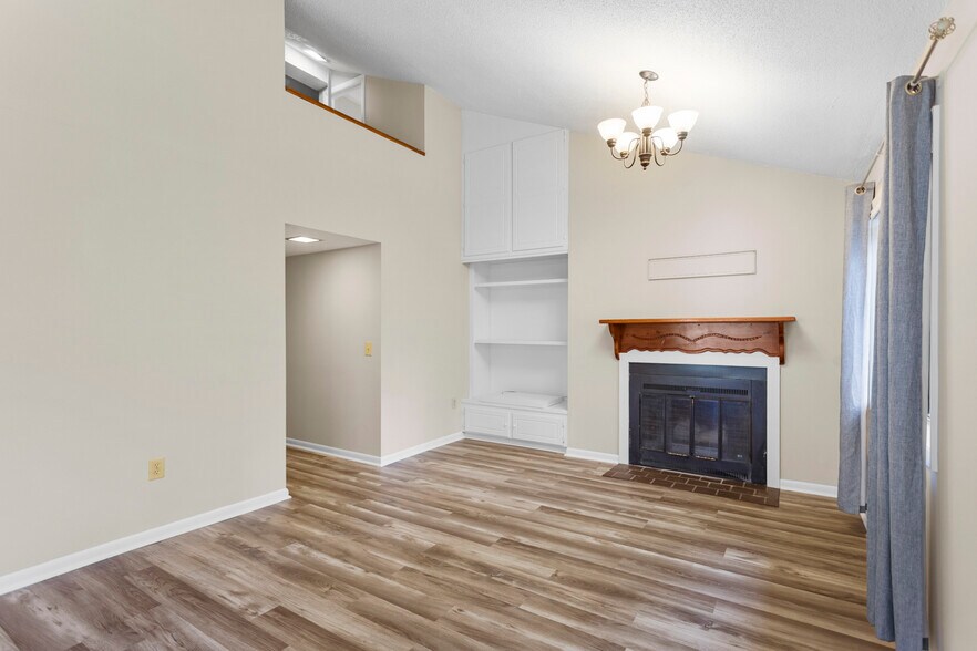 More Photos Of 400 Foxfire Ct, Seneca Apartments For Sale