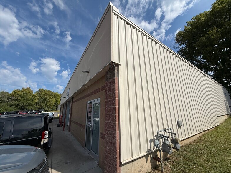 More Photos Of 1114 Southview Dr, Liberty Industrial For Sale