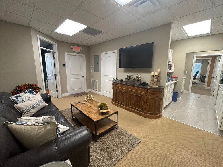 More Photos Of 5082-5086 Wooster Rd, Cincinnati Medical For Sale