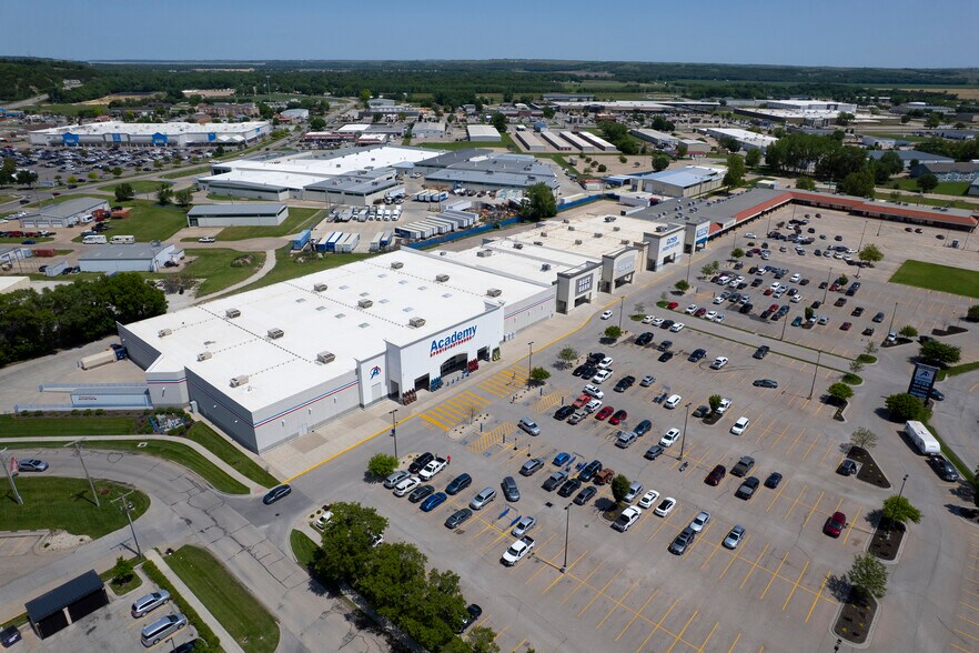 More Photos Of 401 E Poyntz Ave, Manhattan General Retail For Sale