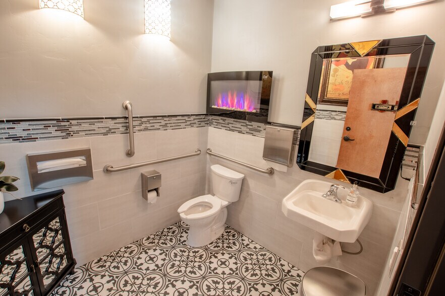 More Photos Of 638 SW 6th St, Redmond Restaurant For Sale