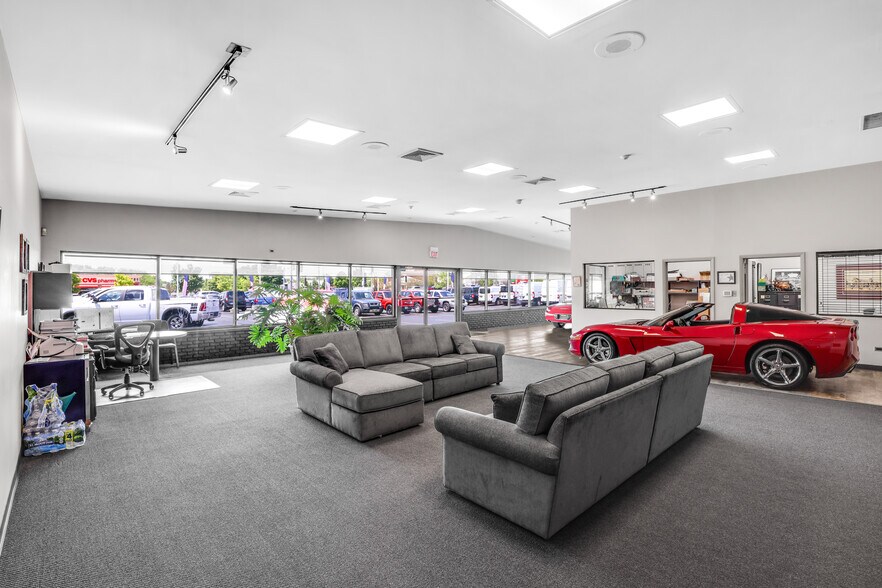 More Photos Of 19915 S La Grange Rd, Frankfort Auto Dealership For Lease