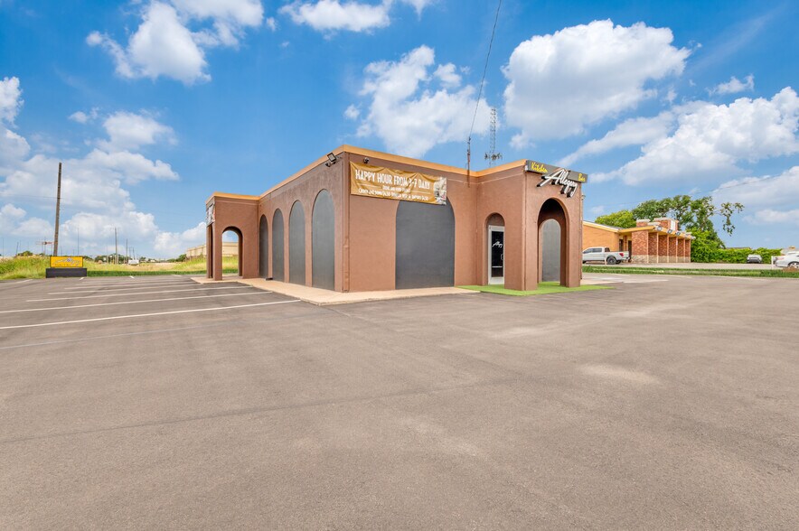 More Photos Of 2601 W Jefferson St, Grand Prairie Bar For Sale