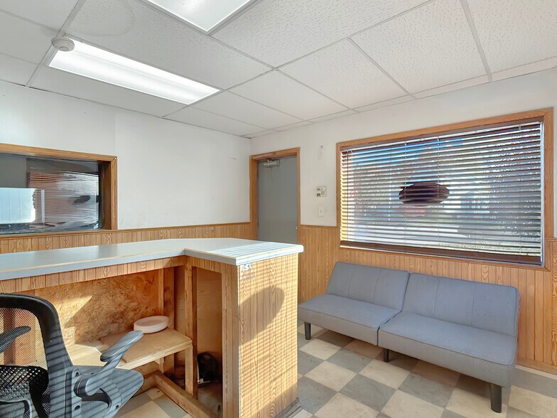 More Photos Of 2200 Easton Blvd, Des Moines Auto Dealership For Sale