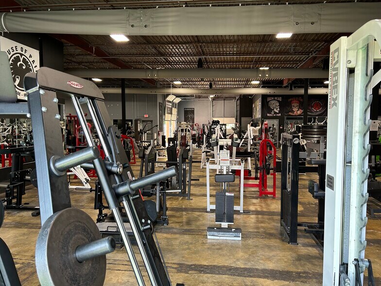 More Photos Of 251-253 Chesterfield Industrial Blvd, Chesterfield Warehouse For Sale