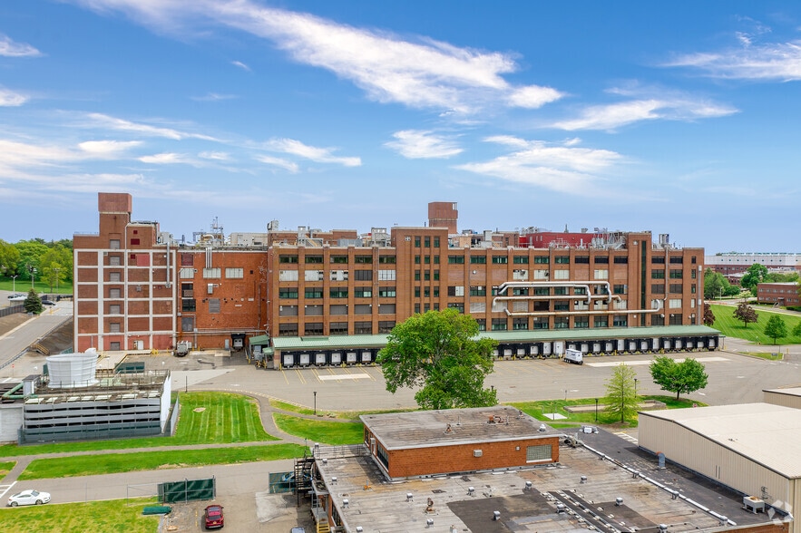 More Photos Of 401 N Middletown Rd, Pearl River Unknown For Lease