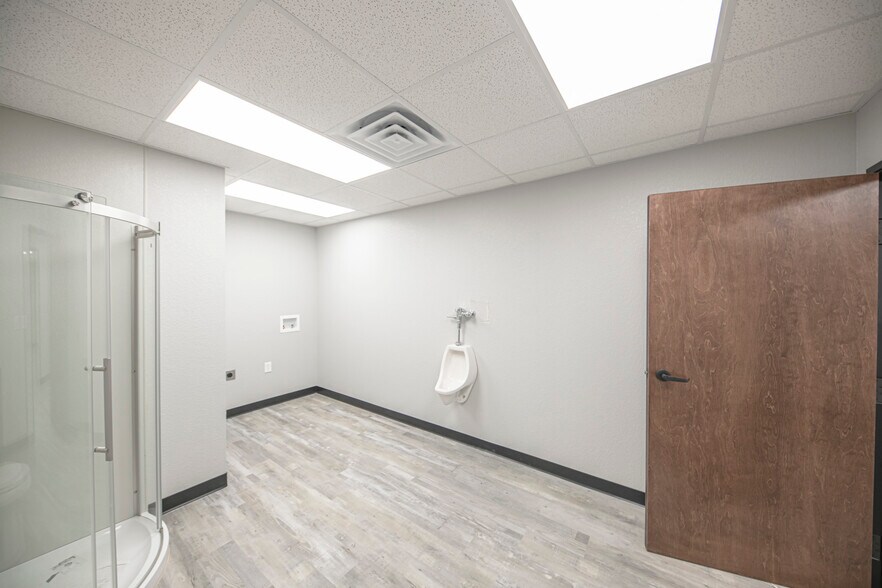 More Photos Of 16571 W Basin S, Odessa Warehouse For Sale