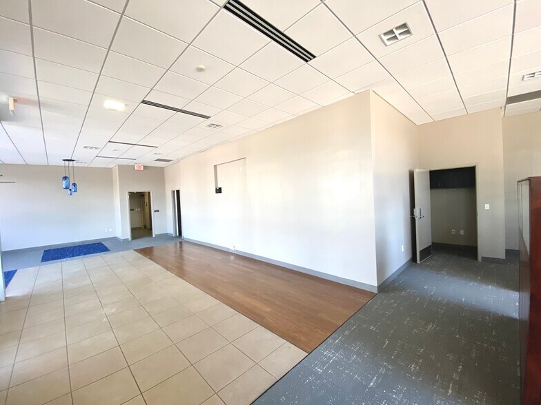 More Photos Of 15114 Preston Rd, Dallas Bank For Lease