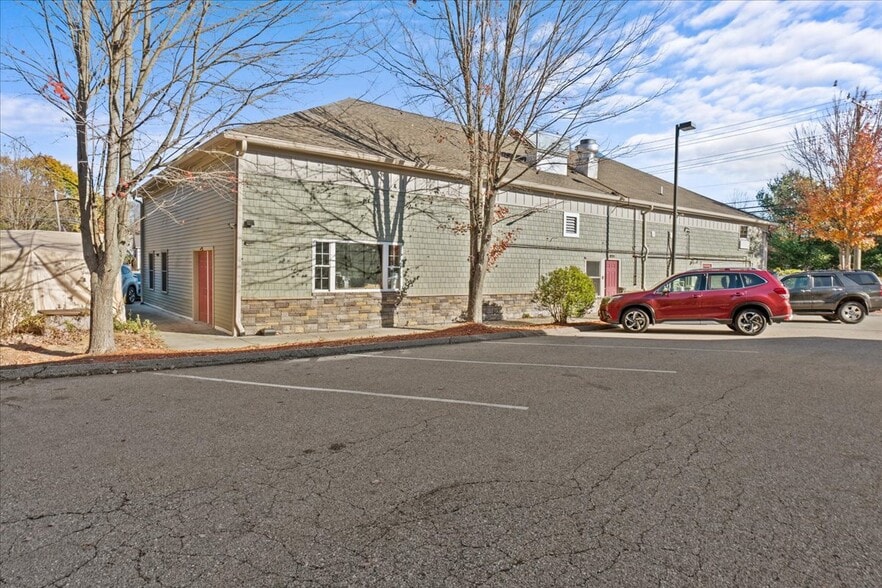 More Photos Of 13 N Main St, East Hampton Showroom For Lease