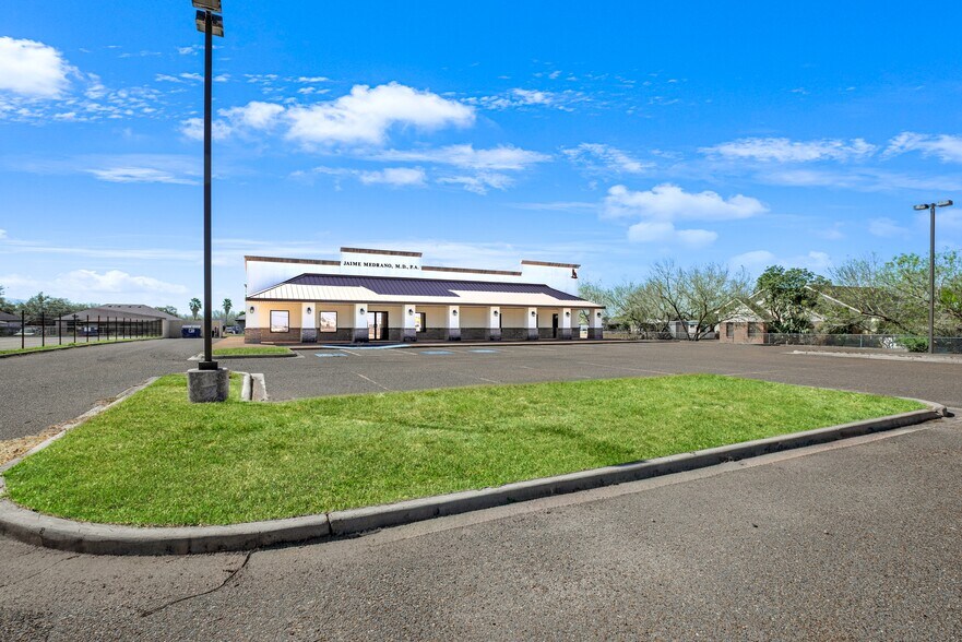 More Photos Of 802 E Expressway 83, La Joya General Retail For Sale