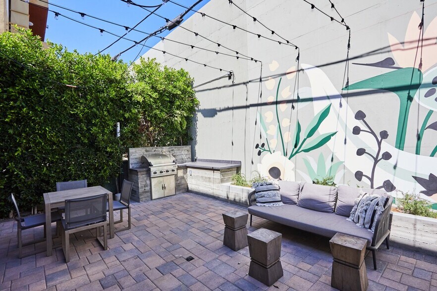 More Photos Of 5529-5533 Hollywood Blvd, Los Angeles Apartments For Lease