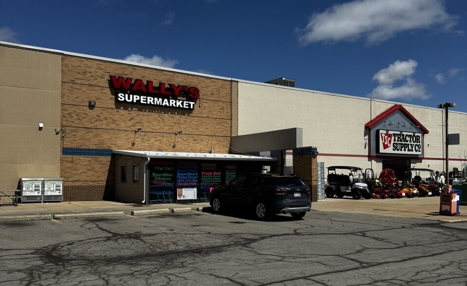 More Photos Of 3198-3280 Gratiot Ave, Marysville Freestanding For Lease