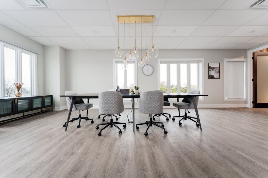 More Photos Of 410-420 N Service Rd E, Oakville Office For Sale