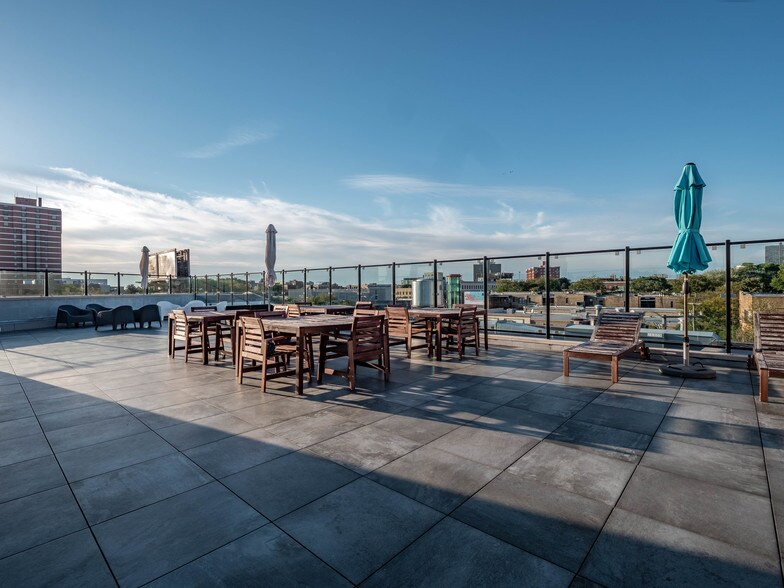 More Photos Of 3033-3035 N Clark St, Chicago Office For Sale