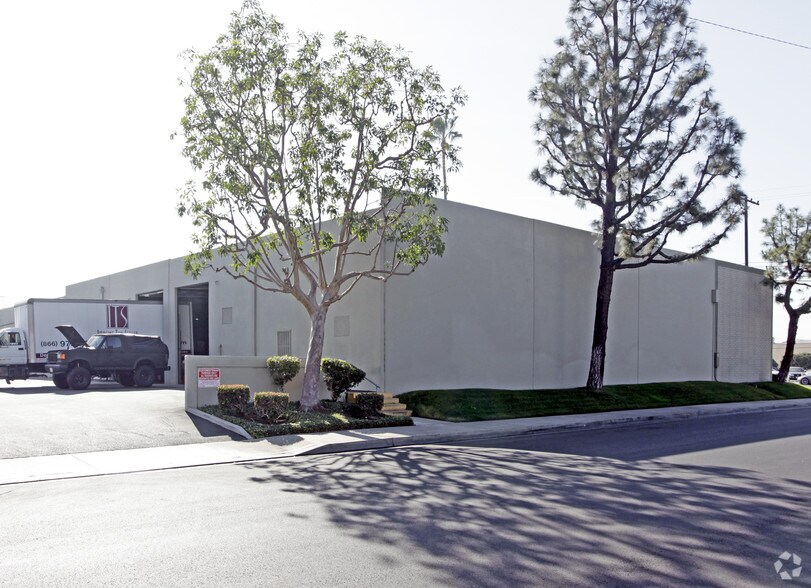 More Photos Of 811-827 N Main St, Orange Light Manufacturing For Lease
