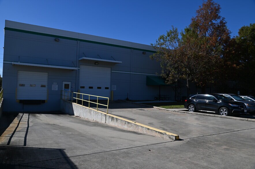More Photos Of 8640 N Eldridge Pky, Houston Flex For Lease