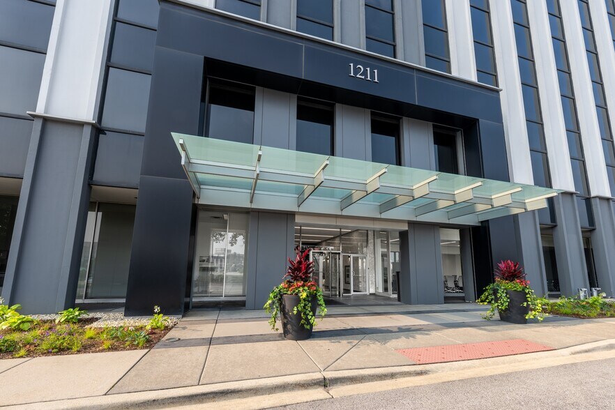More Photos Of 1211 W 22nd St, Oak Brook Office For Lease