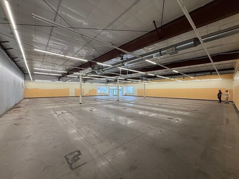 More Photos Of 2826 S Salina St, Syracuse Freestanding For Lease