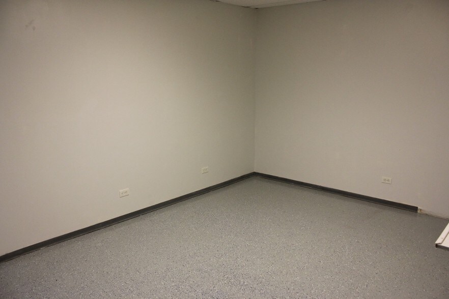 More Photos Of 1201-1219 Paramount Pky, Batavia Warehouse For Lease