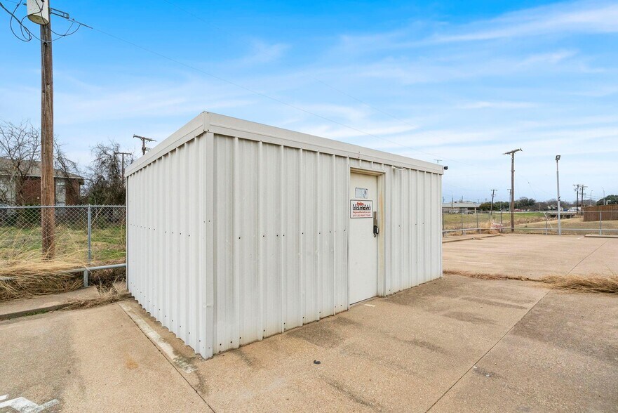 More Photos Of 240 Exchange St, Burleson Auto Dealership For Sale