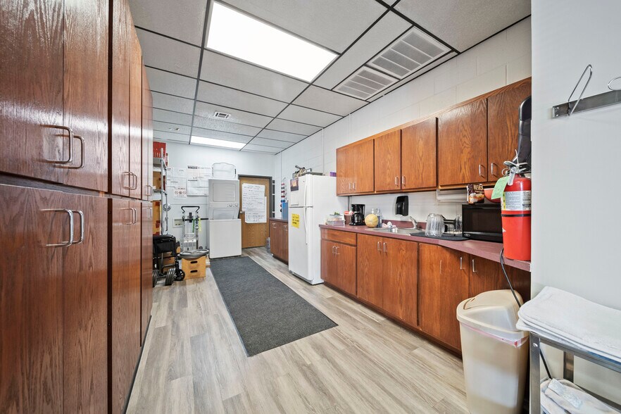 More Photos Of 1478-1498 S Elliott St, Pryor Office For Lease