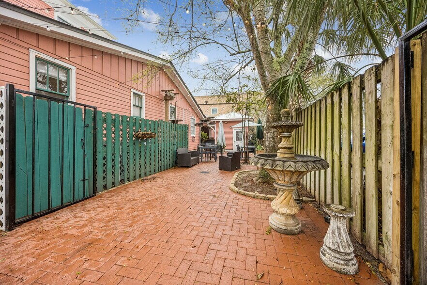 More Photos Of 218 Ash St, Fernandina Beach Freestanding For Sale