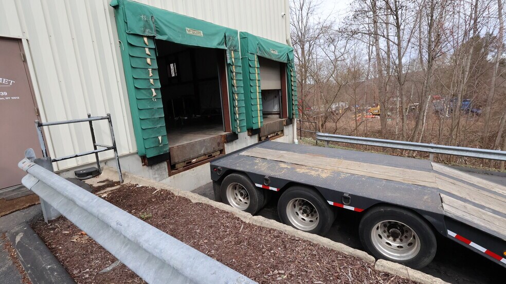 More Photos Of 96 Commerce Dr, Carmel Warehouse For Lease