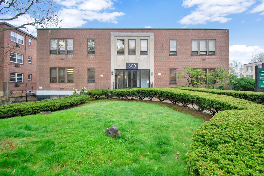 Primary Photo Of 609 Farmington Ave, Hartford Medical For Lease