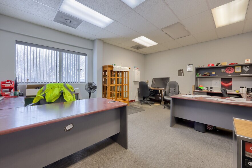 More Photos Of 220 Orlan Rd, New Holland Showroom For Sale