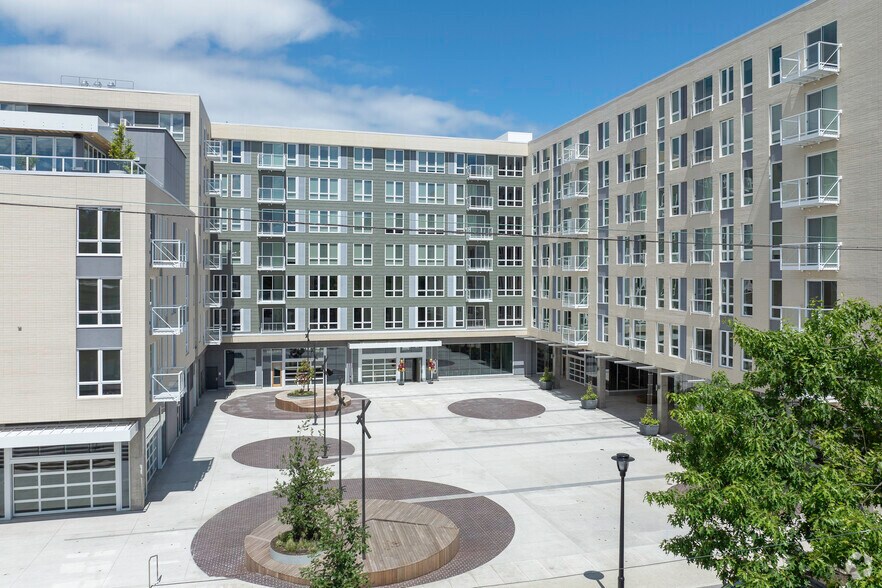 More Photos Of 2070 NW Quimby St, Portland Apartments For Lease