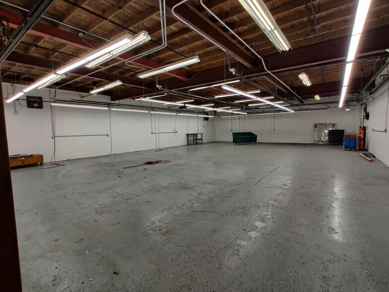 More Photos Of 120 S Church Ave, Garland Manufacturing For Lease