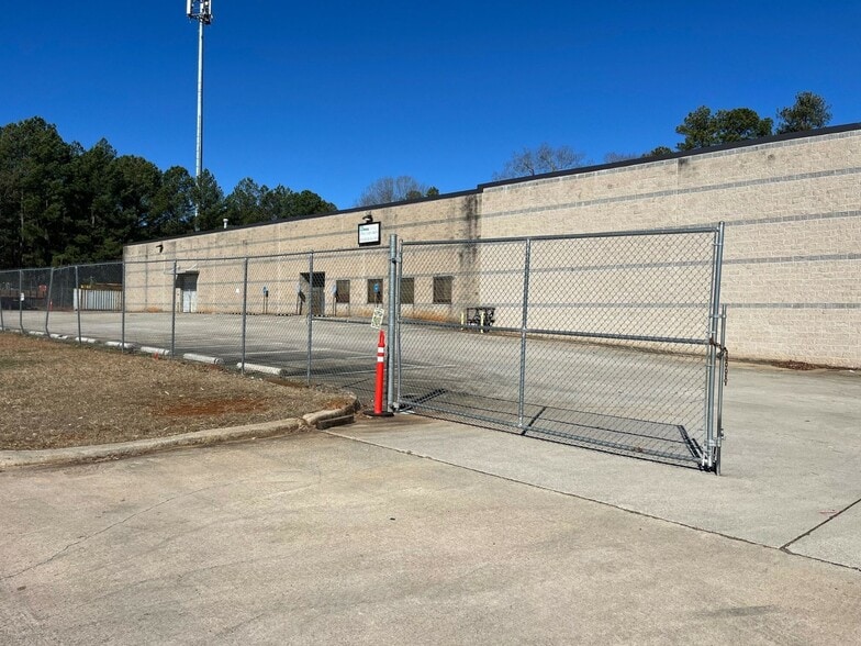 More Photos Of 3070 Lumby Dr, Decatur Warehouse For Lease