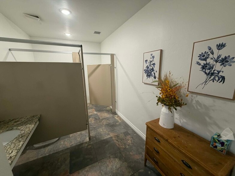More Photos Of 817 Irish Ln, Edmond Office For Lease