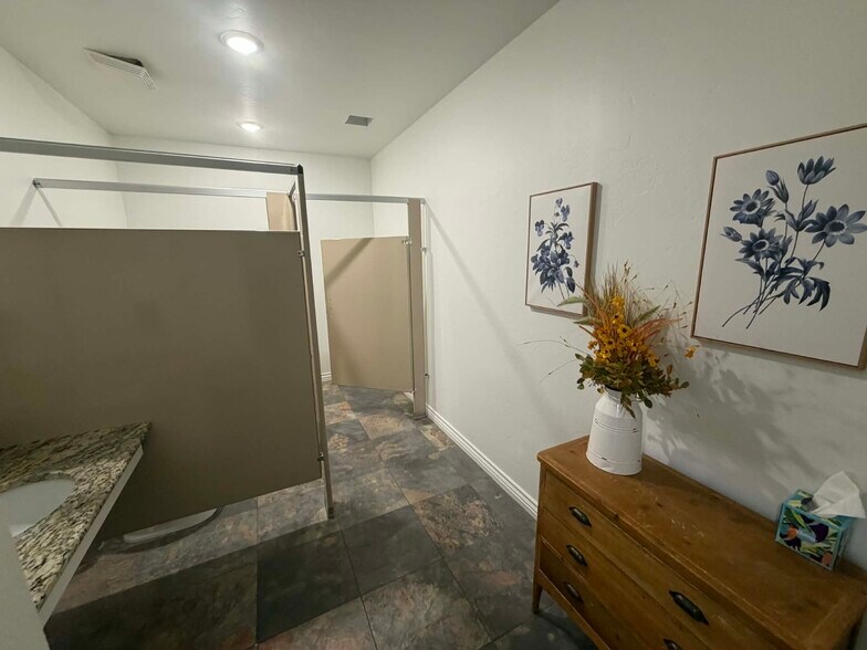 More Photos Of 817 Irish Ln, Edmond Office For Lease