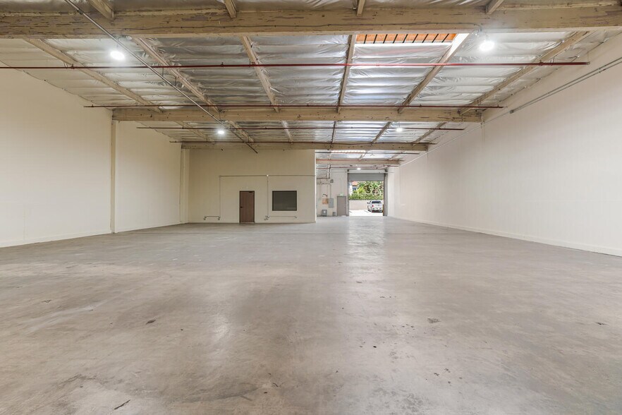 More Photos Of 12701 Van Nuys Blvd, Pacoima Warehouse For Lease