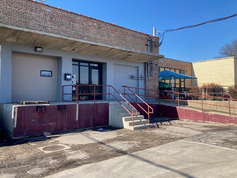 Primary Photo Of 2002 Dempster St, Evanston Flex For Lease