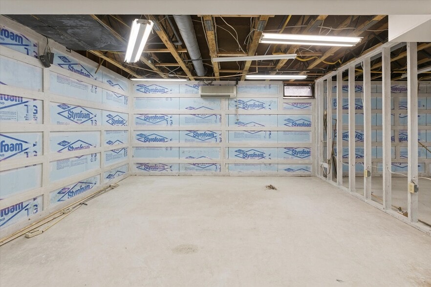 More Photos Of 1003 Mulholland St, Bay City Office For Sale