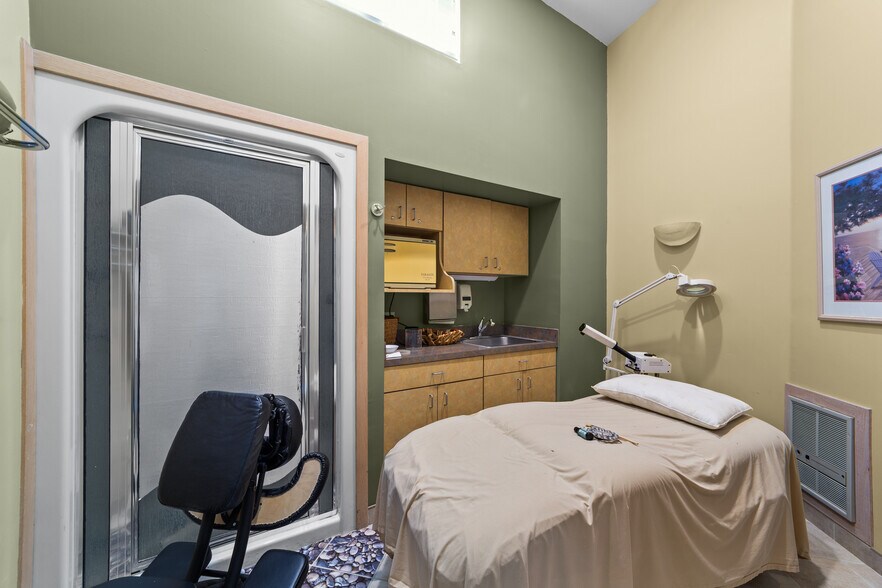 More Photos Of 6071 Old Middle Ridge Rd, Lorain Office For Sale