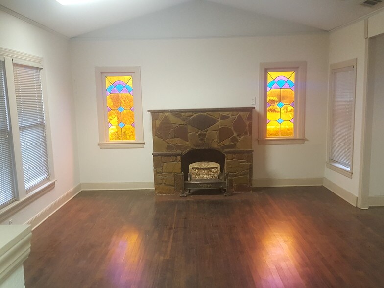 More Photos Of 1311 W Abram St, Arlington Office For Lease