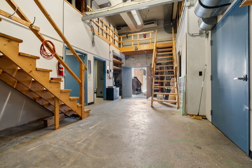 More Photos Of 115 Dummer St, Brookline Flex For Sale