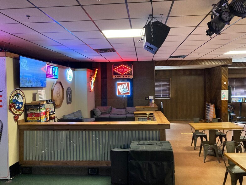More Photos Of 2023 W Superior St, Duluth Storefront Retail Residential For Sale